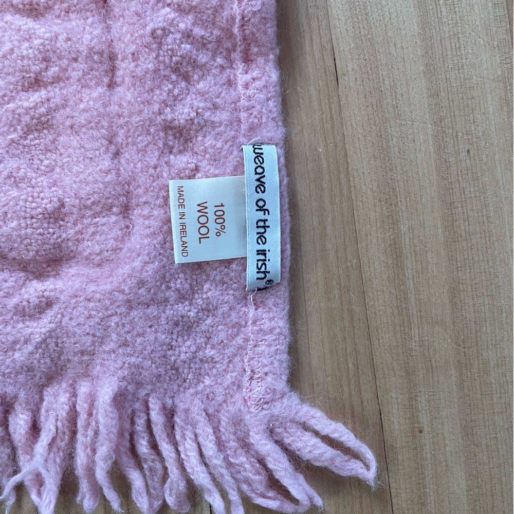 Pink Irish 🇨🇮 wool shawl with pockets - Picture 10 of 12